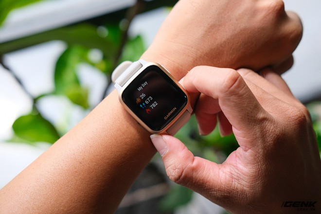 Évaluation détaillée de la Garmin Venu Sq, un solide tracker de fitness doté de fonctionnalités de smartwatch.